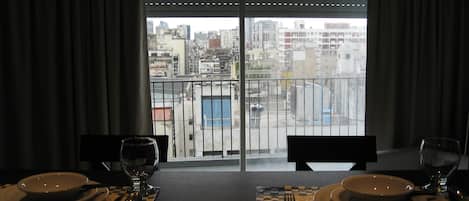 Studio, uitzicht op de stad | Dineren op de kamer