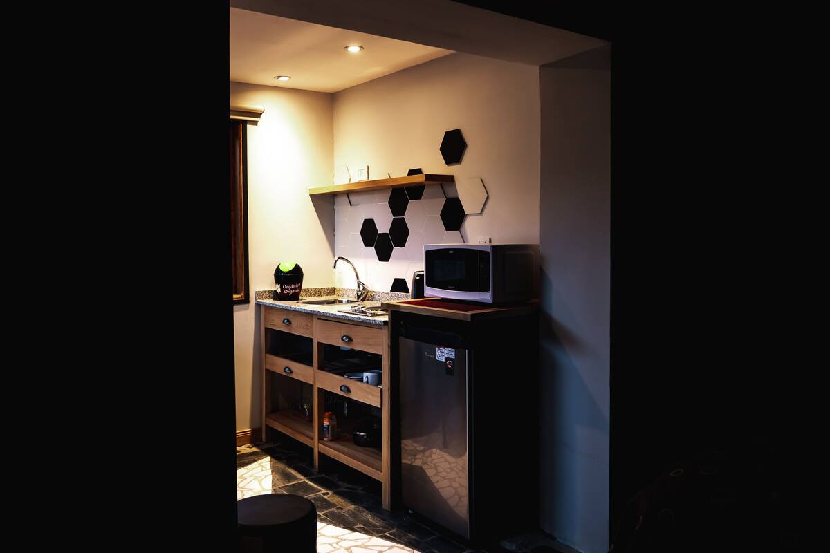 double standard with kitchenette | egyptian cotton sheets, premium bedding, down duvets, in-room safe