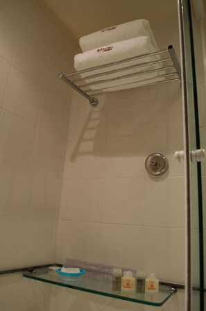 Combined shower/bathtub, rainfall showerhead, free toiletries - Apart San Diego Recoleta (Buenos Aires)