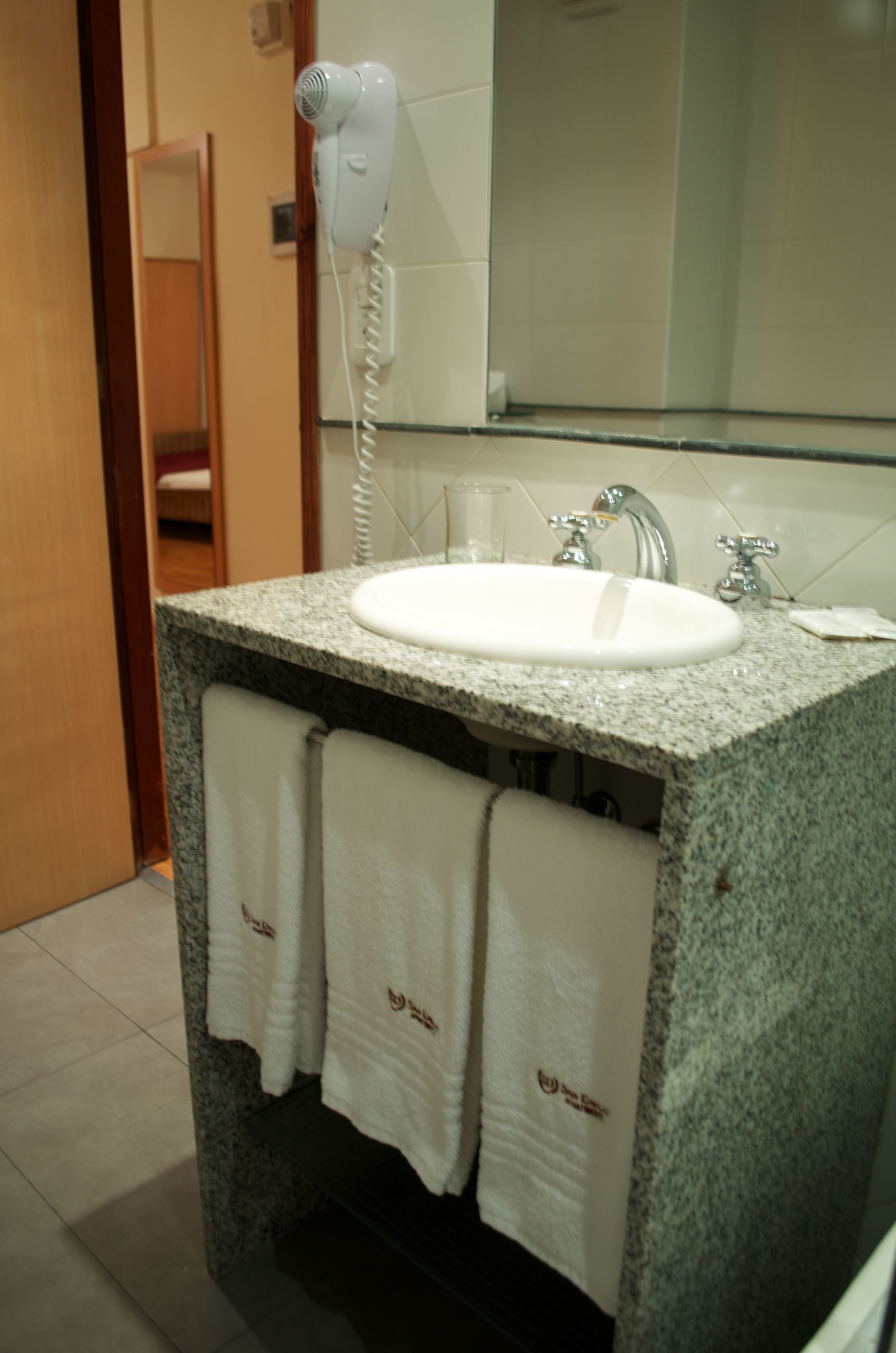 Habitación triple | Baño | Ducha y bañera combinadas y cabezal de ducha tipo lluvia