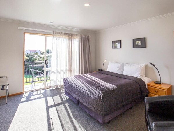 Studio, 1 très grand lit | Vue de la chambre