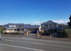 A two-story building with a sign for 'Chelsea Gateway'. - ASURE Chelsea Gateway Motor Lodge (Westport)