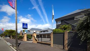 Vista frontal de la propiedad