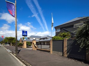 Vista frontal de la propiedad