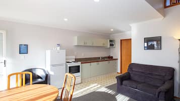 Standard-Apartment, 2 Schlafzimmer, Nichtraucher, Kochnische | Eigene Kochnische | KĂŒhlschrank, Mikrowelle, Herdplatte, Wasserkocher