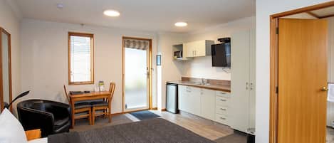 Standard-Studio | Eigene Kochnische | Kühlschrank, Mikrowelle, Herdplatte, Wasserkocher