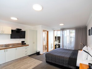 Spa Bath Studio | Premium bedding, blackout drapes, iron/ironing board, cribs/infant beds - ASURE Chelsea Gateway Motor Lodge (Westport)