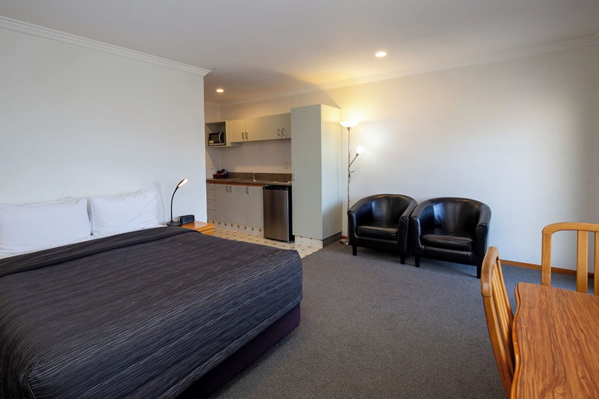 3 bedrooms, premium bedding, blackout curtains, iron/ironing board