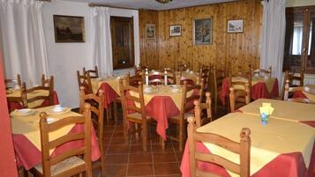 Tägliches Frühstücksbuffet (5 EUR pro Person)