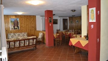 Petit déjeuner buffet (5 EUR par personne)