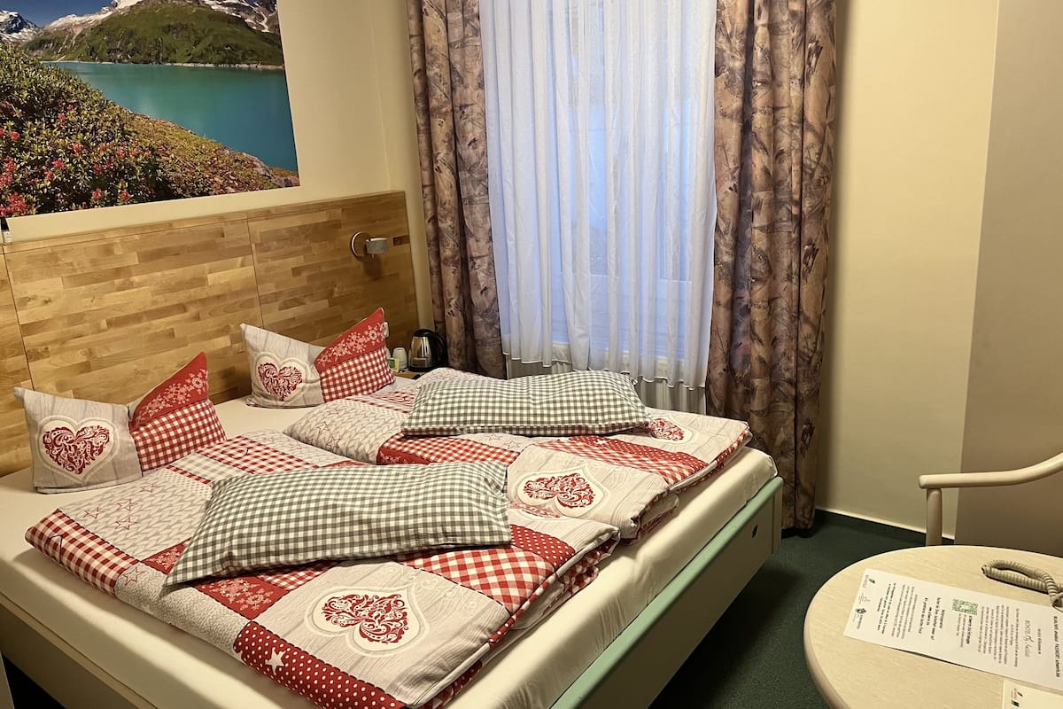 Economy Double Room (railway side) | Peralatan tempat tidur premium, tilam berlapik, bar mini, meja