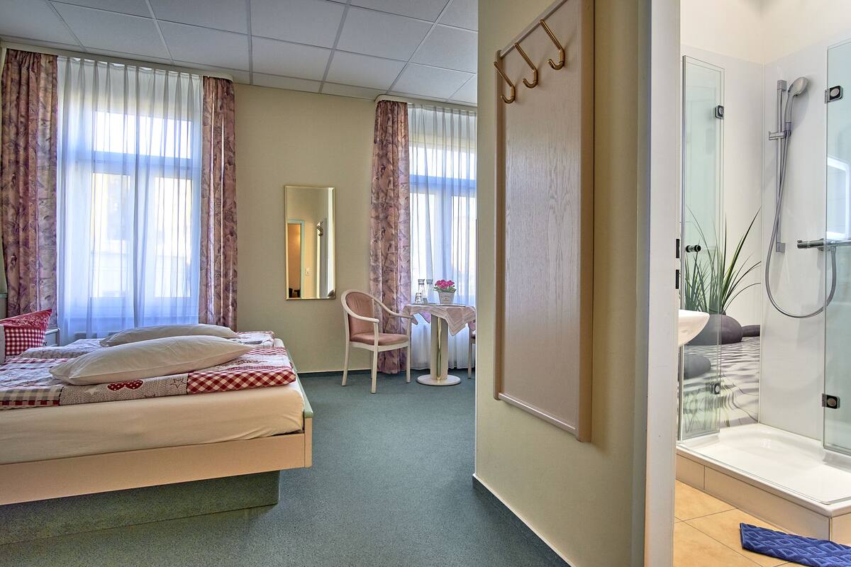 Sengetøy av topp kvalitet, senger med overmadrass, minibar og skrivebord