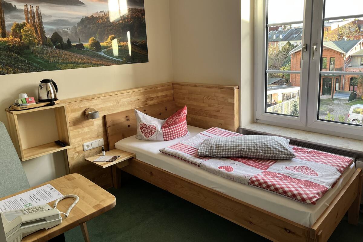Enkeltrom (courtyard side) | Sengetøy av topp kvalitet, senger med overmadrass, minibar og skrivebord