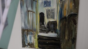 Pintura de un callejón estrecho con una escalera que conduce a una puerta.