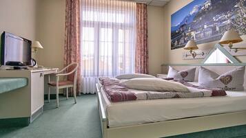 Quarto casal (courtyard side) | Roupas de cama premium, camas com colchões pillow-top, frigobar