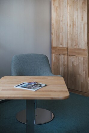 Sengetøy av topp kvalitet, senger med overmadrass, minibar og skrivebord