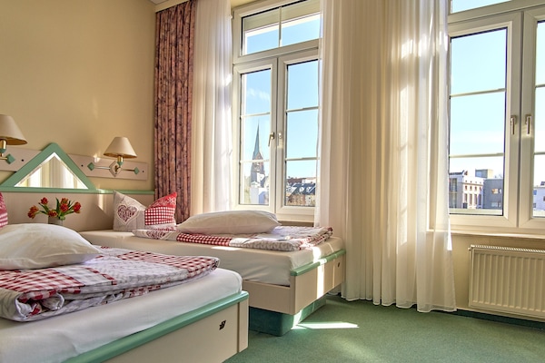 Ropa de cama de alta calidad, colchones con pillow-top y minibar