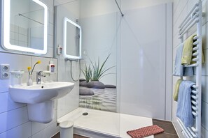 Ducha, artículos de higiene personal ecológicos y secador de pelo