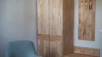 Kahden hengen comfort-huone (courtyard side) | Ylelliset vuodevaatteet, pillowtop-patjalliset sängyt, minibaari