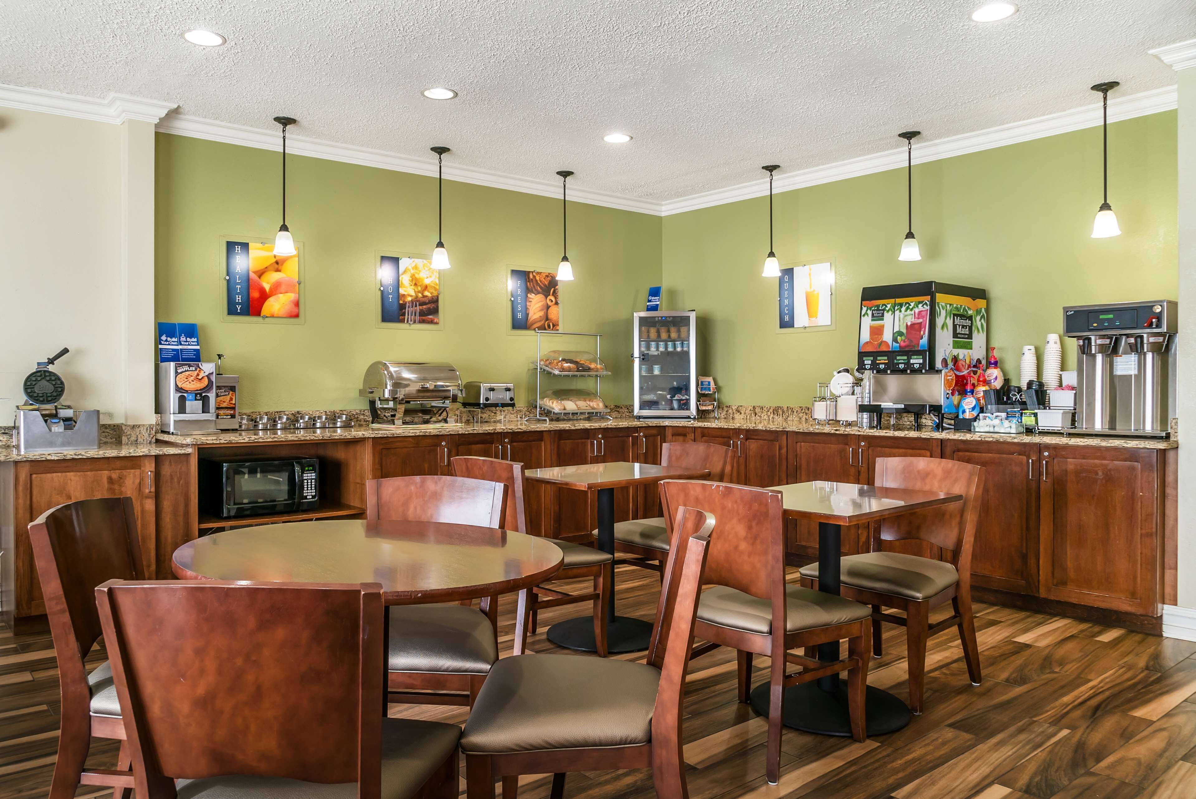 free daily full breakfast