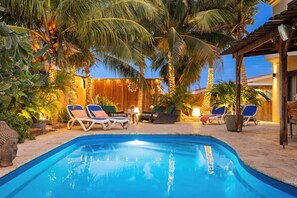 Außenpool, Liegestühle