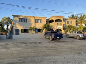Front of property - Oasis Guesthouse Bonaire Superior Suite (Kralendijk)