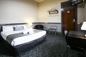 Tabla de planchar con plancha, wifi gratis, ropa de cama