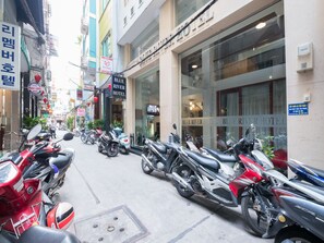 ด้านหน้าที่พัก