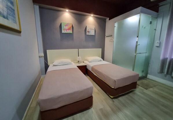 Egyptian cotton sheets, premium bedding, pillow-top beds, desk - Lavender Lodge (Kota Kinabalu)