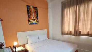 Chambre Double Deluxe, 1 grand lit, salle de bains privée | Draps en coton égyptien, literie de qualité supérieure, surmatelas