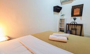 Standard Double - Shared Bathroom | Egyptian cotton sheets, premium bedding, pillowtop beds, desk - Lavender Lodge (Kota Kinabalu)