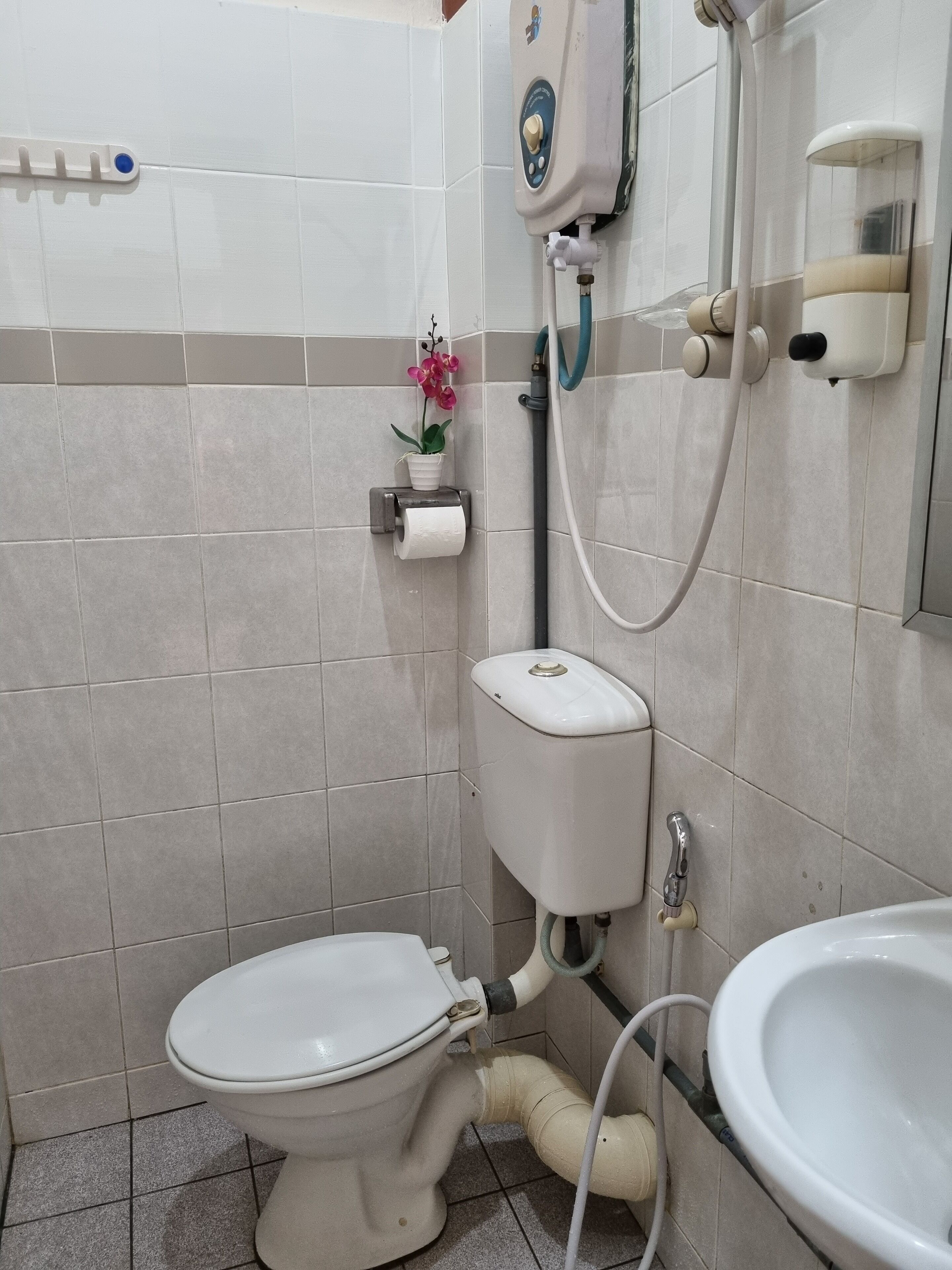 Deluxe Double Room (Attached Bathroom) | Bathroom | Shower, rainfall showerhead, hair dryer, towels