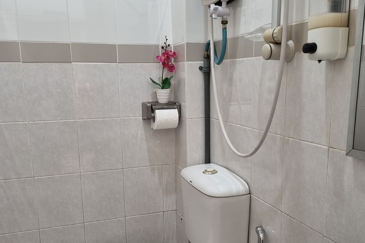 A bathroom with a toilet, bidet, and sink.