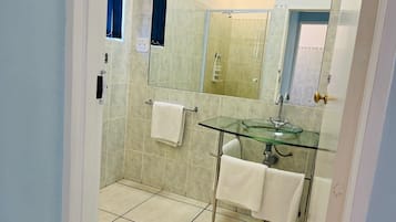 Suihku, ilmaiset hygieniatuotteet, pyyhkeet