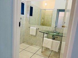 Ducha, artículos de tocador gratuitos, toallas