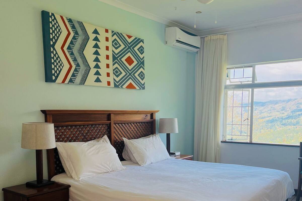 Tvåbäddsrum | Värdeförvaringsskåp på rummet, skrivbord och gratis barnsängar