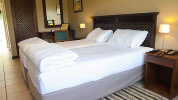 Twin Room | In-room safe, desk, free cribs/infant beds, rollaway beds