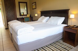 Quarto duplo | Cofres nos quartos, escrivaninha, berços grátis