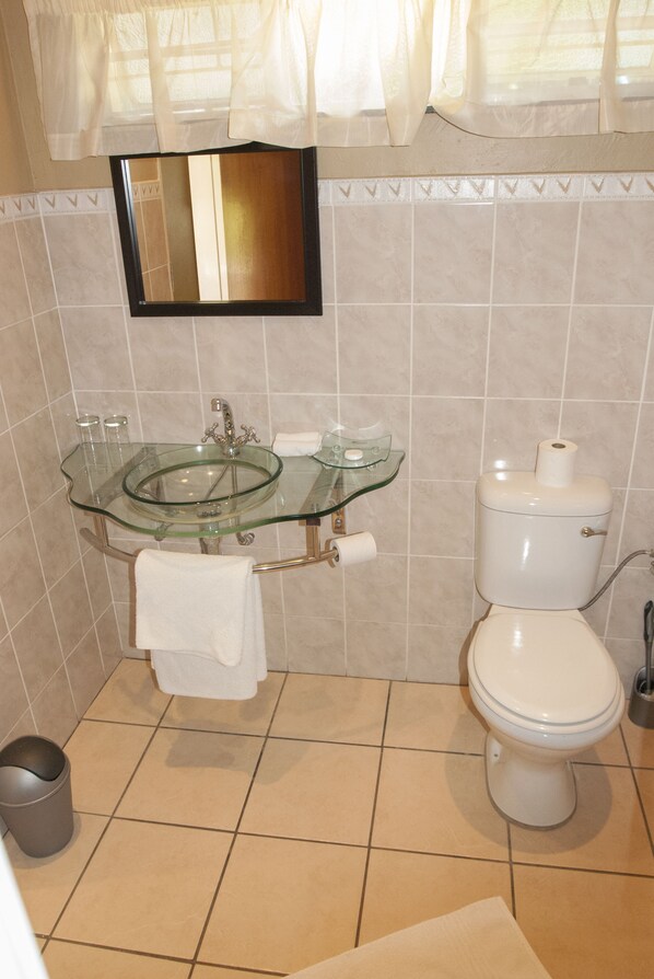 Douche, articles de toilette gratuits, serviettes fournies