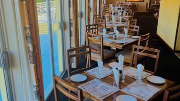 Se sirven desayunos y cocina internacional