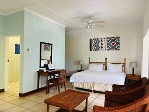 خزنة داخل الغرفة ومكتب وأسرّة أطفال/رضّع (مجانًا) وأسرّة قابلة للطي