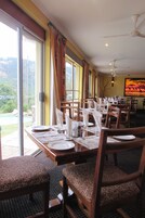 Se sirven desayunos y cocina internacional