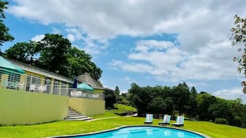 Piscina externa, espreguiçadeiras