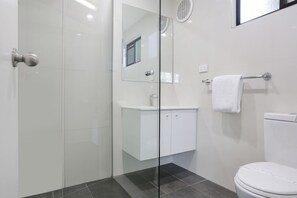 Estúdio, 1 cama Queen | Banheiro | Produtos de toalete grátis, secador de cabelo, toalhas de banho 