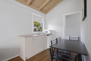 Deluxe Studio, Multiple Beds | Private kitchenette | Fridge, microwave, coffee/tea maker, electric kettle