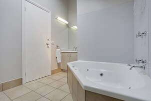 Estudio, 1 cama de matrimonio grande, bañera de hidromasaje | Bañera de hidromasaje privada
