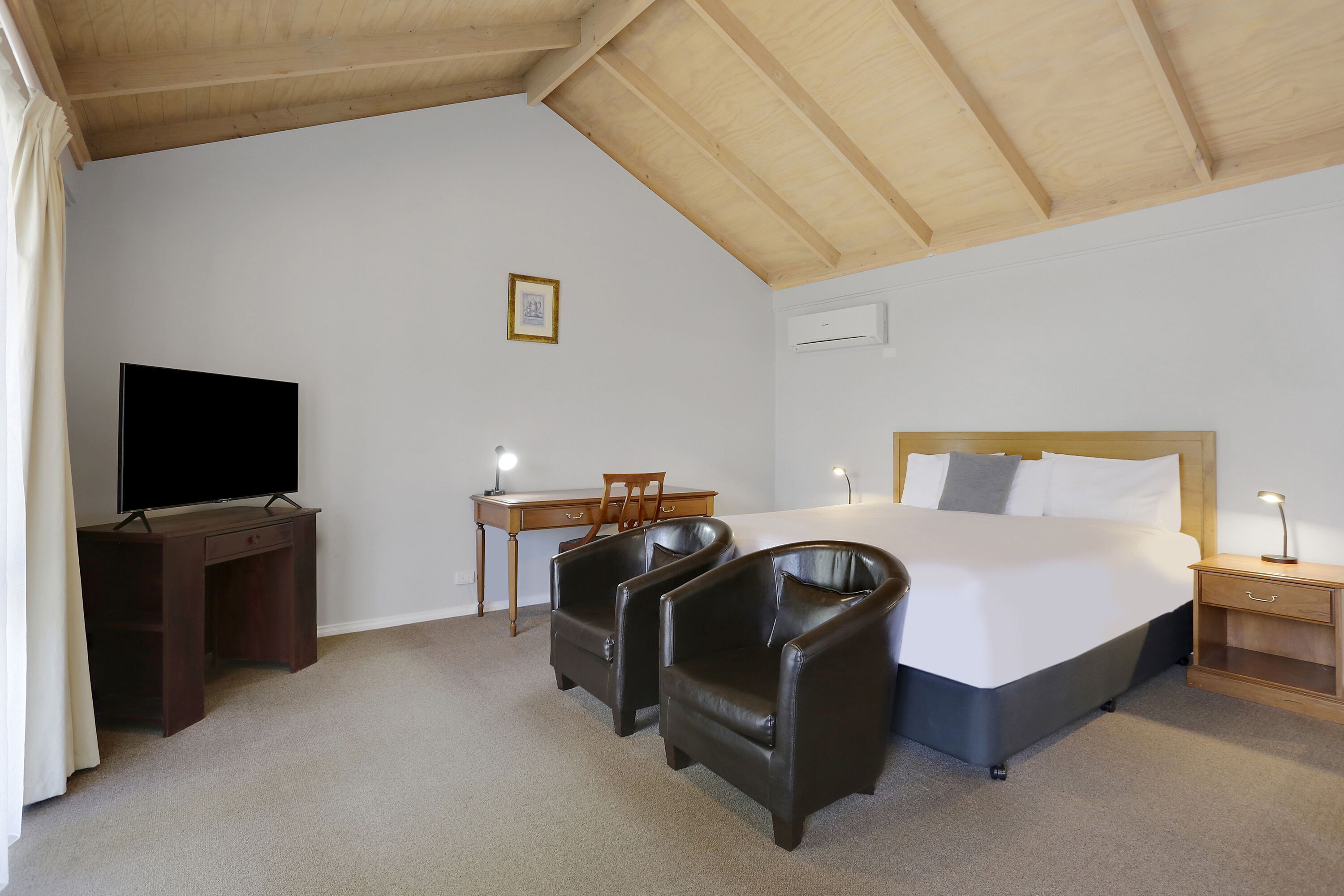 Premium bedding, minibar, individually decorated, individually furnished