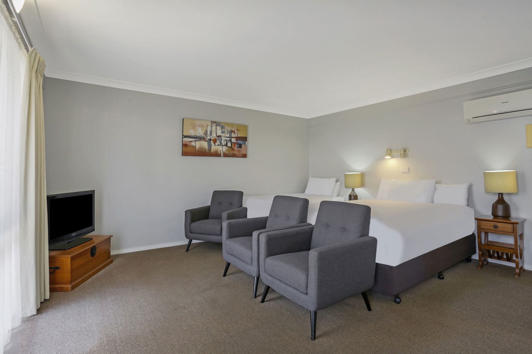 Premium bedding, minibar, individually decorated, individually furnished