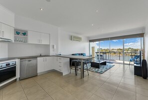 Chambre, 1 chambre, non-fumeurs, vue fleuve | Cuisine privée | Grand réfrigérateur, micro-ondes, four, plaque de cuisson