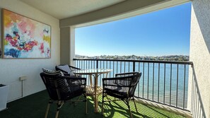 客房, 1 間臥室, 非吸煙房, 河景 | 起居區 | 平面電視